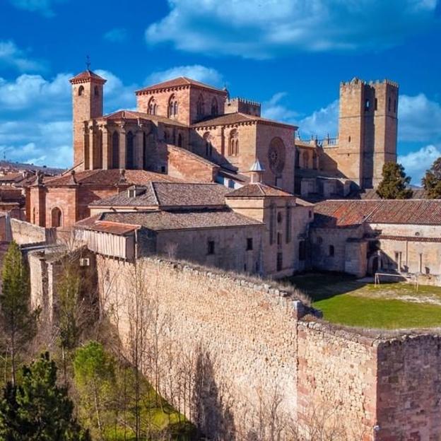 Este pueblo medieval español que los turistas no conocen tiene un casco antiguo con flores que te transporta a otra época