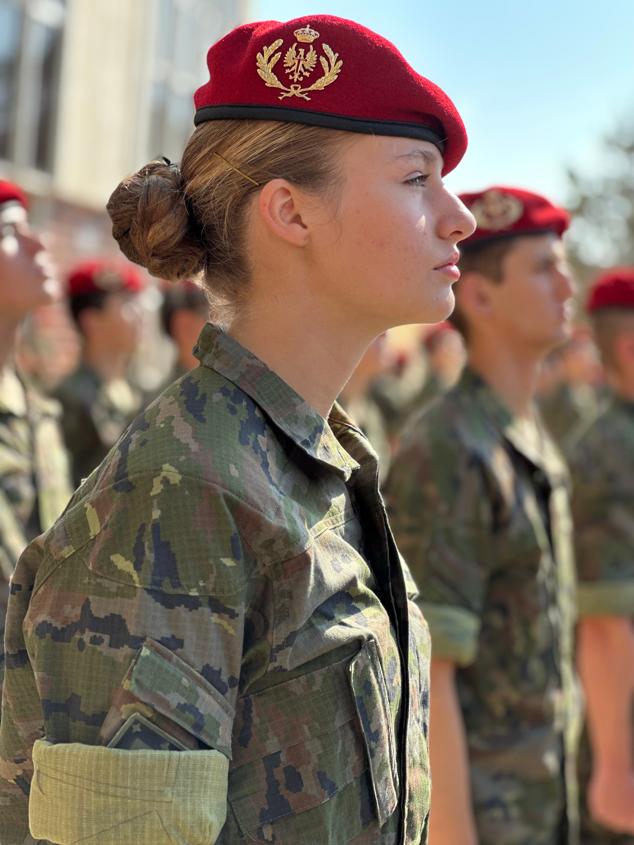 Las fotos más impactantes de Leonor en su entrenamiento militar: luchando en el agua, con la cara pintada o empuñando un fusil
