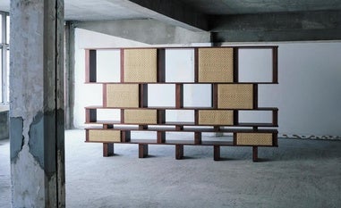 Anthony Vaccarello resucita con Saint Laurent una colección de muebles icónica de Charlotte Perriand