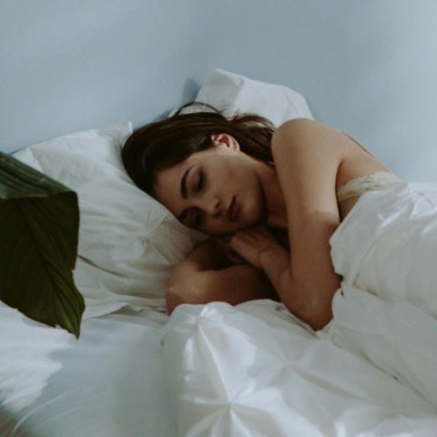 El automasaje recomendado por la entrenadora de los famosos para quedarte dormido en un minuto